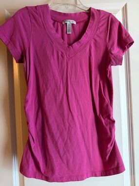 Ambiance Short Sleeve V-Neck Tee in Fuchsia Pink